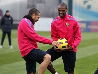 Alves y Abidal son dos de los jugadores citados por sus selecciones. Fotos: Archivo FCB