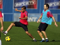 Iniesta i Alves, durant l'entrenament d'aquest dissabte. Fotos: Miguel Ruiz-FCB