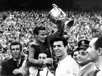 Gonzalvo III, levantando la Copa ganyada en 1953 contra el Athletic Club (2-1). Fotos: Archivo FCB