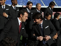 El presidente del Bara, Sandro Rosell, conversando amistosamente con Leo Messi durante la sessin fotogrfica. Foto: Miguel Ruiz-FCB.