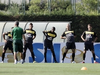 Adriano trains with Brazilian squad