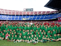Busquets, acompanyat pels nens del seu Campus, al Camp Nou. Fotos: lex Caparrs-FCB