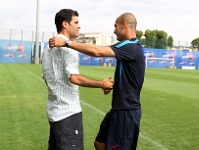 Márquez parla amb Guardiola durant la seva visita a l'entrenament d'aquest matí. Fotos: Miguel Ruiz - FCB.