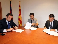 Mascherano, amb Rosell i Bartomeu, signa el seu contracte. Fotos: Miguel Ruiz - FCB.