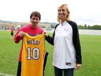 Leo Messi, con Kim Bohuny, vicepresidenta de operaciones internacionales de la NBA, que le ha entregado una camiseta de los LA Lakers. Fotos: Miguel Ruiz-FCB
