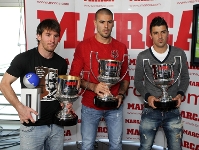Messi, Valds y Villa, con sus trofeos. Fotos: Miguel Ruiz-FCB