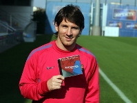 Leo Messi, amb el CD del seu musical amb els 100 gols. Fotos: Miguel Ruiz-FCB