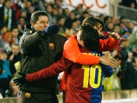 Messi celebra con Bojan el gol 5.000 del Bara en Liga. Fotos: Archivo FCB