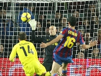 Fuster marcando el gol del empate del Villarreal, temp.09-10. Fotos: Miguel Ruiz y Archivo FCB