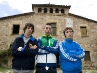 Els tres protagonistes, davant de la Masia. Fotos: lex Caparrs-FCB