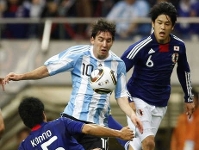 Messi lluitant per una pilota amb la defensa japonesa. Fotos: www.ole.com i www.clarin.com
