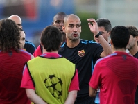 Guardiola, dando instrucciones a sus jugadores. Fotos: Miguel Ruiz-FCB