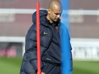 Josep Guardiola, durante el entrenamiento de este viernes. Fotos: Miguel Ruiz-FCB