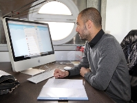 Josep Guardiola, consultando el Twitter en su despacho. Foto: Miguel Ruiz-FCB