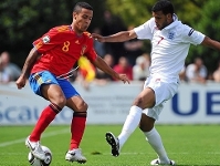 Thiago Alcántara en una de las acciones del partido de semifinales contra Inglaterra. Fotos: uefa.com/archivo FCB.