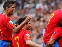 Marc Bartra y Carles Planas celebran el gol de España. Fotos: uefa.com