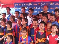 Jordi Prez i Carlos Martn, amb el grup de nois que van assistir al clnic de l'FCB escola a Guatemala.