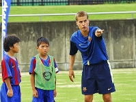 Ivan Palanco con los nios de la FCB Escola de Fukuoka. Foto: Archivo.