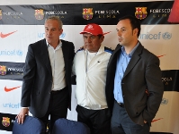 De izquierda a derecha: Julio Alberto Moreno (responsable de la FCB Escola), Hugo Sotil (exjugador del Bara) y Xevi Marc (responsable de la FCB Escola). Fotos: FCB.