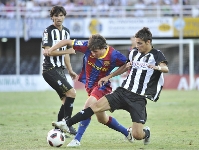 Sergi Roberto prova de progressar davant la pressió d'un jugador del Cartagena. Fotos: ampress.