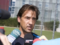 Joan Barbarà atenent els mitjans de comunicació a la Ciutat Esportiva. Fotos: Àlex Caparrós-FCB.