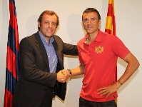 Encaixada de mans entre Sandro Rosell i Luis Enrique. Fotos: Miguel Ruiz - FCB.