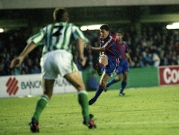 Les fotografies corresponen als Barça B-Betis de la temporada 92/93 i 93/94 jugats al Miniestadi i que van acabar amb resultat idèntic (2-2). Fotos: Arxiu FCB-Seguí.