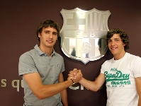 Sergi Gómez i Sergi Roberto, aquest dimecres a les oficines del club després d' haver renovat fins el 2012. Fotos: Miguel Ruiz-FCB