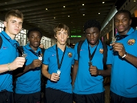 Els jugadors del Cadet B a l'arribada a Barcelona procedents de Manchester. Fotos: arxiu FCB.