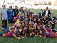 Las jugadoras del Femenino A celebrando el ttulo conseguido. Fotos: Federaci Catalana de Futbol (FCF).