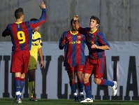 Sergio Ayala celebra amb els seus companys l'1-0. Fotos: Miguel Ruiz-FCB.