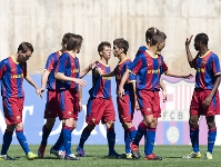 Los jugadores del Juvenil B celebran uno de los goles. Fotos: lex Caparrs.