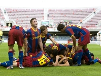 Els jugadors del filial celebrant el primer gol blaugrana. Fotos: Miguel Ruiz/Àlex Caparrós-FCB.