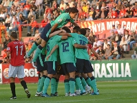 Els jugadors del Barça B celebren el gol de Nolito al Nou Estadi de Tarragona. Fotos: ampress.