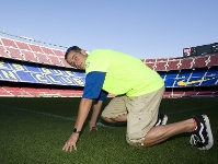 Ángel David Rodríguez, en el césped del Camp Nou. Fotos: Àlex Caparrós - FCB / Arxiu FCB.
