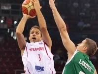 Lakovic puntea el tiro de Kechrid (Foto: www.fiba.com)