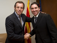 Encaixada de mans entre Sandro Rosell i Pascual, un cop signat l'acord. Foto: Àlex Caparrós-FCB