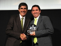 Pascual ha rebut el premi de mans del CEO de l'Eurolliga, Jordi Bertomeu (Foto: Getty Images)
