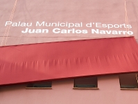 Navarro ha descubierto la placa del Palau d'Esports de Sant Feliu (Fotos: lex Caparrs - FCB)