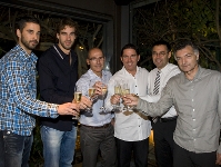 Navarro, Grimau, Bladé, Pascual, Bartomeu y Creus, brindando por la Supercopa ACB. Foto:Àlex Caparrós-FCB