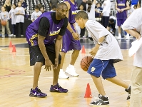 Kobe Bryant, protagonista al clinic amb joves al Sant Jordi. (Fotos: lex Caparrs)