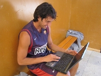 Basile, escribiendo la tercera entrega de su blog. Foto: FCB