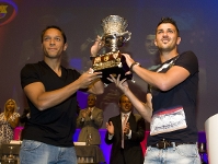 Villa i Adriano, amb la Supercopa d'Espanya, durant el Congrés de Penyes. Fotos: Àlex Caparrós-FCB