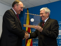 Ramon Pont amb Jordi Porta, president d'Unescocat, durant l'entrega del guard. Foto: lex Caparrs - FCB
