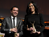 Foto: Xavi,con la ganadora femenina, Edurne Pasaban (Alex Caparrs).