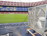 Un dels ventiladors que refresquen la gespa del Camp Nou. Foto: lex Caparrs-FCB.