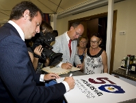 Sandro Rosell firmando en el cartel de los cincuenta aos de la PB de Vilanova i la Geltr.