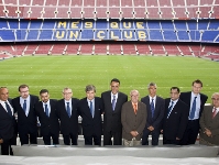 Foto de grupo de los inspectores de la FIFA en el Camp Nou. Fotos: lex Caparrs - FCB