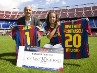 Juli Bretos, visitant 1, i Mnica Ruiz, visitant 20 milions del Museu del FC Barcelona, a la gespa del Camp Nou. Fotos: lex Caparrs-FCB.