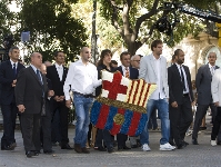 La comitiva del FC Barcelona, davant el monument de Casanovas. Fotos: lex Caparrs - FCB.